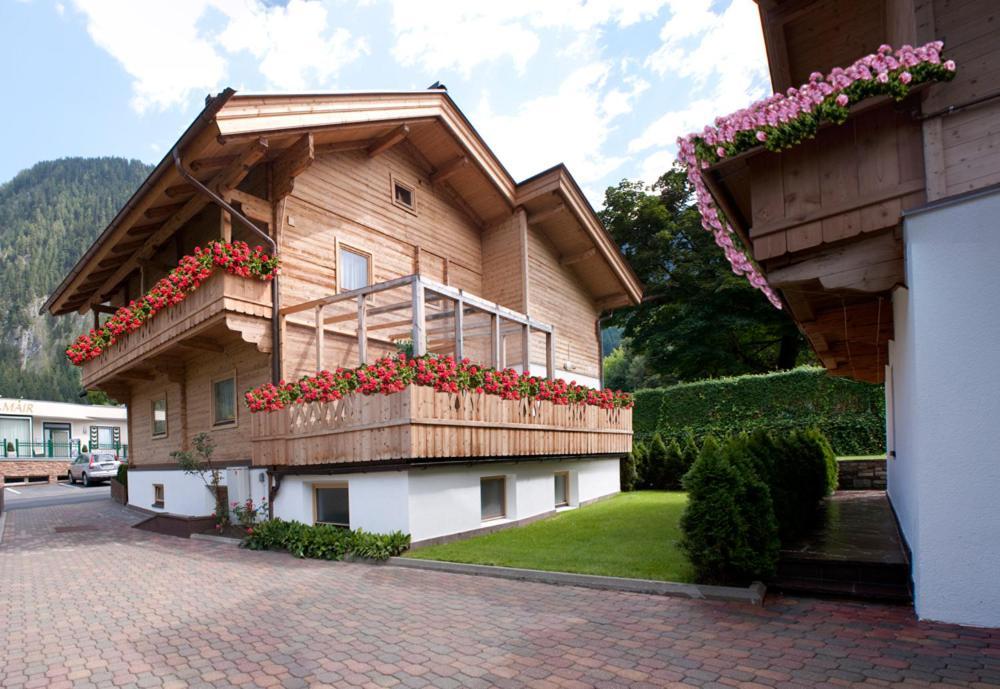 Chalet - Appartements Julitta Mayrhofen Exterior photo